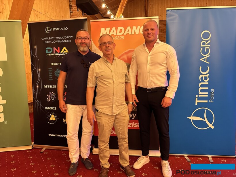 Prof. Waldemar Treder (Instytut Ogrodnictwa – PIB w Skierniewicach wraz z przedstawicielami Timac Agro – Grzegorzem Iskrą oraz Janem Bruszewskim