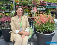 Karolina Rytel i ostróżka ‘Red Lark’_gospodarstwo PANEK_Zieleń to Życie 2024_fot. A-Cecot