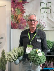 Bert Rietberg z firmy Edens Plants & Creations prezentuje wrzosy z grupy First Ladies i cyprysik groszkowy (Chamaecyparis pisifera) Minta®_Zieleń to Życie 2024_fot. A-Cecot