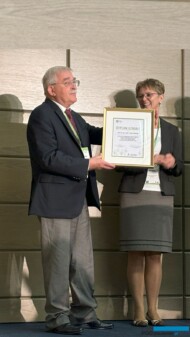 Prof. dr hab. Jan J. Rybczyński (PAN, Ogród Botaniczny CZRB w Powsinie) odebrał z rąk Prezes Polskiego Towarzystwa Botanicznego prof. Anny Mikuły jeden z Dyplomów Uznania PTB_16. Ogólnopolska Konferencja Kultur In Vitro i Biotechnologii Roślin_URK_Krakow_fot. A-Cecot