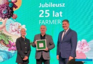 Jubileuszowy dyplom powędrował m.in. do firmy Farmer (odebrał go Sławomir Bryk; z lewej - Paulina Maniecka, dyr. projektu Gardenia; z prawej - Jakub Patelka, dyr. grupy produktów MTP)_Gardenia 2024_fot. A-Cecot