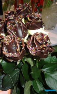 Róże (żywe) powleczone czekoladą - ROSA DAME-BLANCHE DISCO DIP (VIP Roses)_TradeFairAalsmeer_fot. A. Cecot