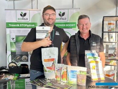 Adrian Mitoraj i Mariusz Staszczyk udzielali informacji o produktach mikrobiologicznych firmy Biofeld, wśród których znajduje się SoilControl (fot. A. Cecot)_Gardenia 2024