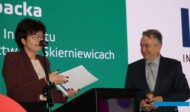 Prof. Danuta Konopacka z IO w Skierniewicach wręczyła jedną z nagród im. prof. Szczepana Pieniążka dyrektorowi TSW, Jackowi Kłudce, w ten sposób kapituła nagrody uhonorowała twórcę targów cieszących się już od 15 lat uznaniem branży (fot. AW)