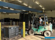 Gernée__Ozdobne trawy i byliny_Palety ze skrzynkami przewożone są do szklarni_04-2024_fot. A-Cecot