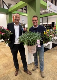 Sebastiaan Heinje (zgłaszający) i Alex Schoemaker (hodowca) świętują zwycięstwo hortensji bukietowej (Hydrangea paniculata) GROUNDBREAKER® BLUSH ‘LC NO21’ w konkursie Show Your Colours 2025