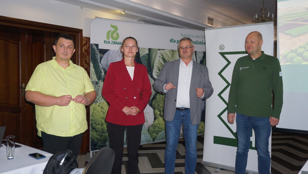 Michał Jankowski (Rijk Zwaan), Martyna Kasprzak (GRR Krasoń), Jarosław Wojtczak (Rijk Zwaan) oraz Paweł Szymczak (Ascrop) podczas spotkania w Majkowie Dużym (fot. AW)