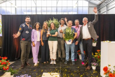 Od lewej: M. Perry, A. Jennen (sekretarz generalna Fleuroselectu), M. Kuyucu-Lodder (Florensis, FlowerTrials), J. van Velzen (hodowca), H. Custers (Takii), F. van der Boon (Takii), M. Driessen (prezes Fleuroselectu); fot. Fleuroselect