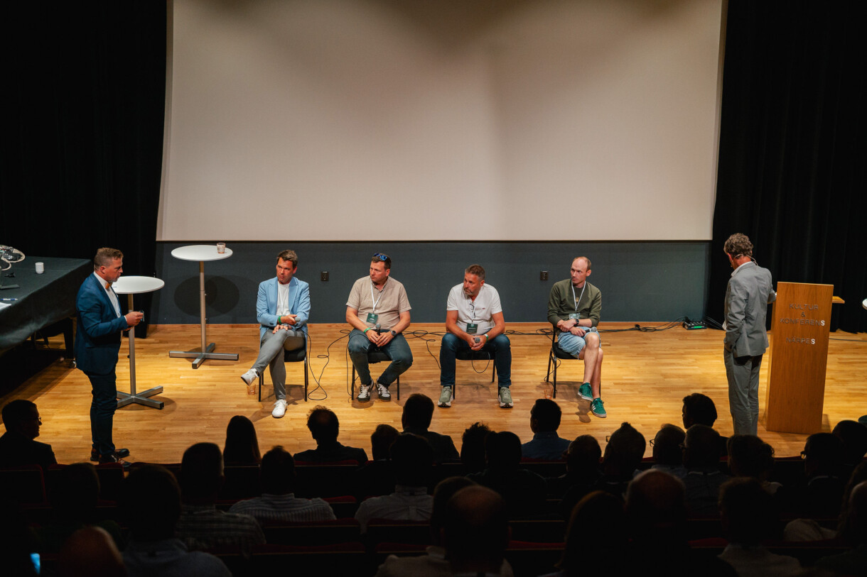 Panel dyskusyjny, od lewej siedzą: Toni Tanner (Hortiherttua Oy), Jan Terje Vignes (Lauvsnes Gartneri A/S), John Helge Lillevold (Meråker Grönt AS) and Jonathan Nordberg (JCON Greenhouse Ab), fot. Sigg Plant
