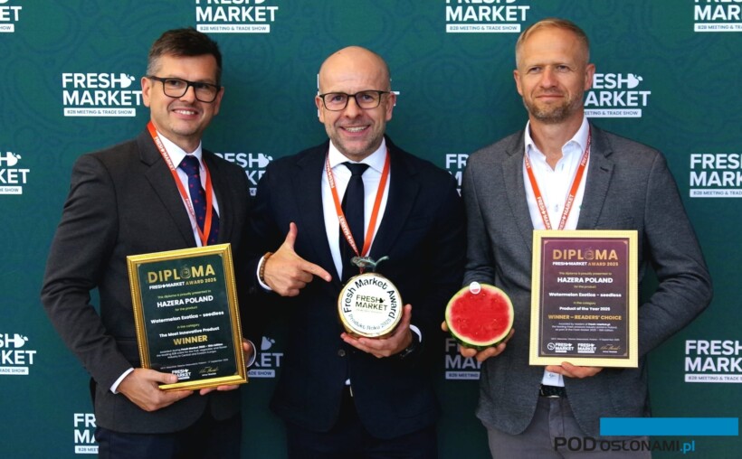 Fresh Market Award 2025 otrzymała firma Hazera za arbuz Exotica, nagrodę prezentują Piotr Różański (Regionalny Menedżer Sprzedaży), Michał Taraska (Global Value Chain Lead), Krzysztof Oksentowicz (Menedżer Sprzedaży), fot. Hazera