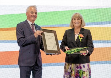 Prezes ZSzP Andrzej Kujawa wręczył Honorowy Zielony Laur prof. Bożenie Matysiak_targi Zieleń to Życie 2025 (fot. Zieleń to Życie)