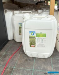 Do dezynfekcji narzędzi (a także przedłużania trwałości kwiatów oraz do odkażania podłoża i bulw dalii) używany jest preparat Agro ECA_gospodarstwo "Pod Groblą"_fot. A-Cecot