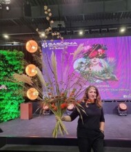 Imponujących rozmiarów bukiet A. Wawrzyniak, która wykorzystała ozdobne trawy i inne byliny_pokaz florystyczny zorganizowany przez SITO - Oddział Poznański_Gardenia 2025_fot. SITO Poznan