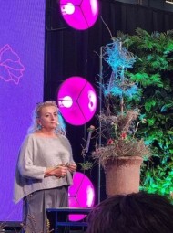 Joanna Rospondek w trakcie pokazu pt. „Po co nam florystyka zrównoważona?”_Gardenia 2025 (fot. SITO Poznań