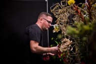 Zygmunt Sieradzan (mistrz) w trakcie pracy nad dużą formą florystyczną „Symfonia przestrzeni _5. Florystyczne Mistrzostwa Polski_Gardenia 2025_FOTOBUENO