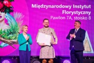 Tomasz Max Kuczyński odbiera nagrodę Acanthus Aureus przyznaną przez targi Gardenia Międzynarodowemu Instytutowi Florystycznemu_Poznań 2025_Fotobueno