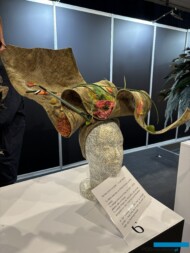 Fascynator Agnieszki Dąbrowskiej-Walczak_3. miejsce w 5. Konkursie SFP im. Kariny Maćkowiak_Gardenia 2025_fot. A-Cecot