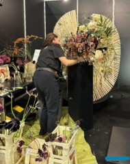 Aleksandra Flak (I wicemistrz) w trakcie pracy nad dużą formą florystyczną_5. Florystyczne Mistrzostwa Polski_Gardenia 2025_ fot. A-Cecot