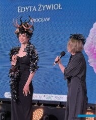 Finałowa gala 5. Konkursu SFP im. Kariny Maćkowiak na florystyczny fascynator_Prezentacja pracy Edyty Żywioł, która ustroiła modelkę_Gardenia 2025_fot. A-Cecot