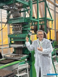 Szef Vitroflory Tomasz Michalik objaśnia zasadę pracy maszyny Ellepot EPM Large Tower_fot. A-Cecot