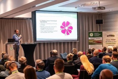 Konferencja Szkółkarska 2025_Bydgoszcz_prelekcja na temat zastępowania torfu alternatywnymi składnikami podłoży - na zdjęciu wykład Jonathana Marquisa z Wielkiej Brytanii (fot. APZ)