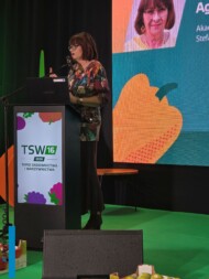 Dr Agnieszka Stępowska ze Szkoły z Akademii Nauk Stosowanych w Skierniewicach mówiła o roli biostymulatorów (fot. AW)