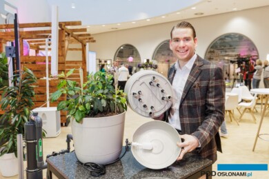 Maximilian Stickroth z firmy Boum prezentuje Boum Core na konferencji prasowej poprzedzającej targi IPM ESSEN 2026. Jest to inteligentny, zasilany energią słoneczną system nawadniania z automatycznym podlewaniem roślin, sterowaniem za pomocą aplikacji i asystentem AI (fot.  26-01-2026/Essen/Germany, Armin Huber/©MESSE ESSEN GmbH)