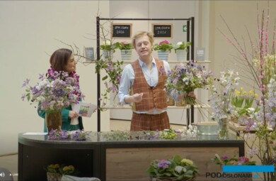 Mistrz florystyki Björn Kroner-Salié, mówił o trendach florystycznych podczas konferencji prasowej poprzedzającej targi IPM Essen, w kompozycji wykorzystał m.in. kwiaty powojników (fot. AW)