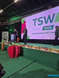 Nasza redakcja współorganizowała konferencję Pod Osłonami: Uprawy w szklarniach, tunelach i w pomieszczeniach – największe obecne zagrożenia w ochronie roślin, przyszłość ochrony „bez pozostałości”, z lewej przygotowująca się do wykładu dr Dorota Łabanowska-Bury, obok prowadząca konferencję Anna Wize (fot. SSZ)