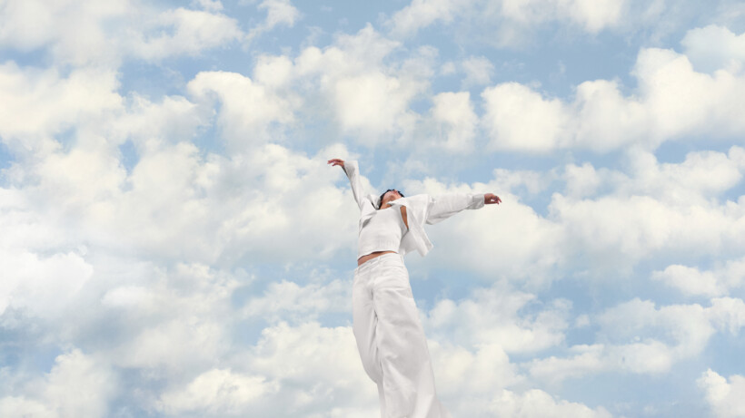 Kolor roku 2026 określany jest nazwą Cloud Dancer lub symbolem Pantone 11-4201 (fot. Pantone)