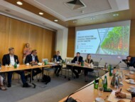Uczestnicy spotkania w Ministerstwie Rolnictwa, m. in przedstawiciele Stowarzyszenia Producentów Pomidorów i Ogórków Pod Osłonami, fot. Łukasz Gwizdała