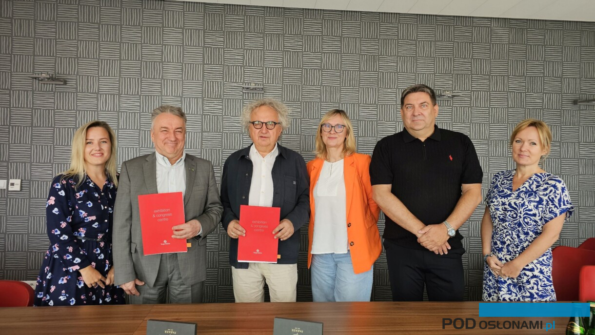 Dyrektor targów TSW i prezes Oficyny Wydawniczej Oikos Jacek Kłudka oraz prezes Targów Kielce dr Andrzej Mochoń podpisali umowę o pięcioletniej współpracy (fot. TSW)