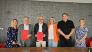 Dyrektor targów TSW i prezes Oficyny Wydawniczej Oikos Jacek Kłudka oraz prezes Targów Kielce dr Andrzej Mochoń podpisali umowę o pięcioletniej współpracy (fot. TSW)