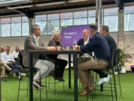 Michał Krasoń (pierwszy z lewej) podczas dyskusji przy stoliku producentów podczas konferencji Propagate! 2026