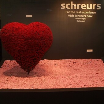 Stoisko firmy Schreurs, na którym pokazano tylko 2 odmiany - różę ‘Red Naomi’ (serce) i gerberę ‘Kimsey’ - wyróżnione przez jury oceniające ekspozycje w Aalsmeer