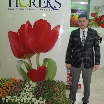 Korkut Yetgin z zarządu Asya Lale na tle „tulipanowego” stoiska 
