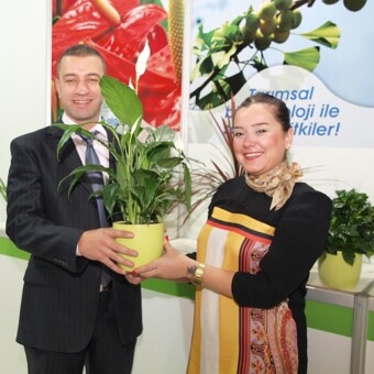 Przedstawiciele firmy Algen Biotechnology ze Stambułu, która prowadzi laboratorium kultur in vitro i mnoży na dużą skalę m.in. skrzydłokwiaty, fot. 1-5 A.Cecot