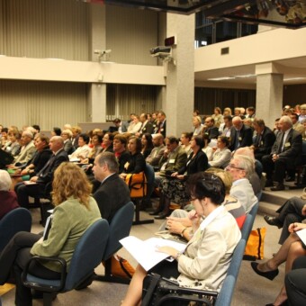 Uczestnicy Ogólnopolskiej Ogrodniczej Konferencji Naukowej pt. "Ziemia Roślina Człowiek" i towarzyszącego jej jubileuszu 45-lecia Wydziału Ogrodniczego UR w Krakowie