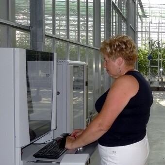 ...pani Mirosława przy komputerze klimatycznym oraz...