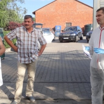 Właściciele gospodarstwa - Mirosława i Zdzisław Dziubkowie, oraz przedstawiciel firmy Enza Zaden, hodowcy odmiany Fizuma F1 - Marcin Włodarczyk