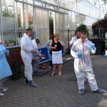 Uczestnicy spotkania tuż przed wejściem do szklarni