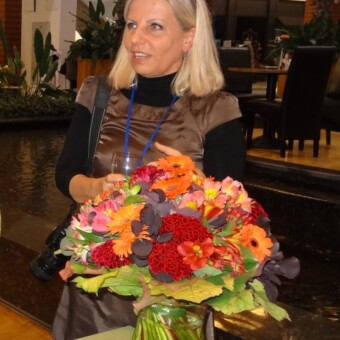 Mariola Miklaszewska - członkini jury, właścicielka szkoły „Akademia Florystyczna" – omawia jedną z prac (bukiet okolicznościowy wiązany)