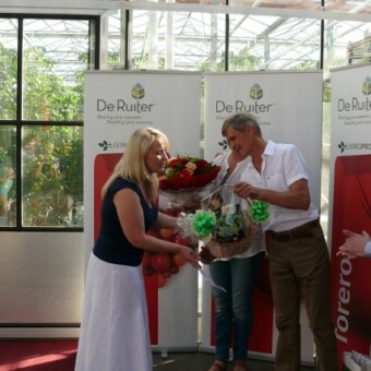 Dzień Otwarty firmy De Ruiter w Skarszewie k. Kalisza, Katarzyna Kaczmarek i Leszek Kołtun z firmy De Ruiter dziękują gospodarzowi, Bogdanowi Mazurkowi za udostępnienie szklarni dla gości, fot. 1-17 A. Wize