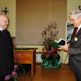 Zasłużeni dla dla TO w Krakowie odebrali okolicznościowe medale z rąk prezesa towarzystwa, Andrzeja Nowaka - wyróżniony został m.in. profesor Eberhard Makosz...