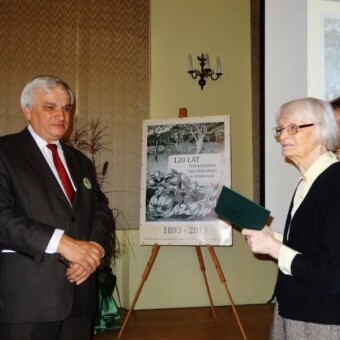 Okolicznościowy medal członkowie Towarzystwa Ogrodniczego przyznali także... jego obecnemu prezesowi, Andrzejowi Nowakowi, odbiera go z rąk Teresy Pawłowskiej