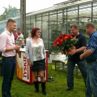 Gospodarze spotkania Maria i Roman Pietroniowie oraz organizatorzy - Cezary Chojecki (wręcza kwiaty) i Łukasz Rycombel (pierwszy z prawej)