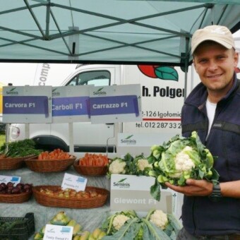 Łukasz Rycombel (reprezentujący koncern Monsanto) przy stoisku firmy Polger, w której ofercie handlowej znajdują się m.in. marki De Ruiter oraz Seminis