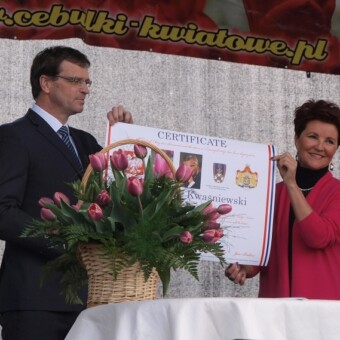 Jolanta Kwaśniewska i przedstawiciel hodowcy prezentujący podpisany właśnie certyfikat holenderskiej organizacji KVBA, rejestrującej odmiany tulipanów