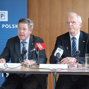 Frank de Hoop Scheffer z holenderskiego Ministerstwa Spraw Zagranicznych i Toine van Poppel (z prawej), radca rolny Ambasady Królestwa Niderlandów podczas konferencji prasowej poprzedzającej chrzest nowej odmiany tulipana 