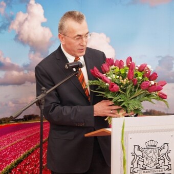 Podsekretarz stanu w Kancelarii Prezydenta RP Maciej Klimczak odczytał adres skierowany przez Pierwszą Damę i otrzymał od holenderskiego ambasadora bukiet tulipanów 'Anna Komorowska' 